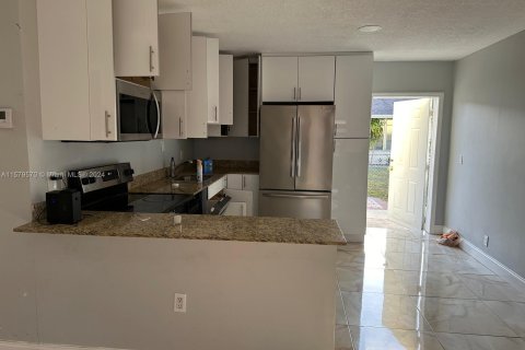 Immobilier commercial à vendre à West Palm Beach, Floride: 241.55 m2 № 1154970 - photo 2