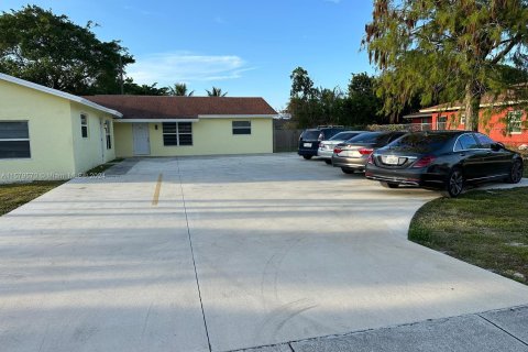 Commercial property in West Palm Beach, Florida 241.55 sq.m. № 1154970 - photo 1