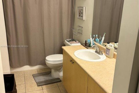 Condo in Hollywood, Florida, 1 bedroom  № 947599 - photo 12