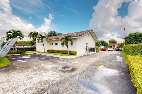 Commercial property in Hialeah, Florida № 124807 - photo 2