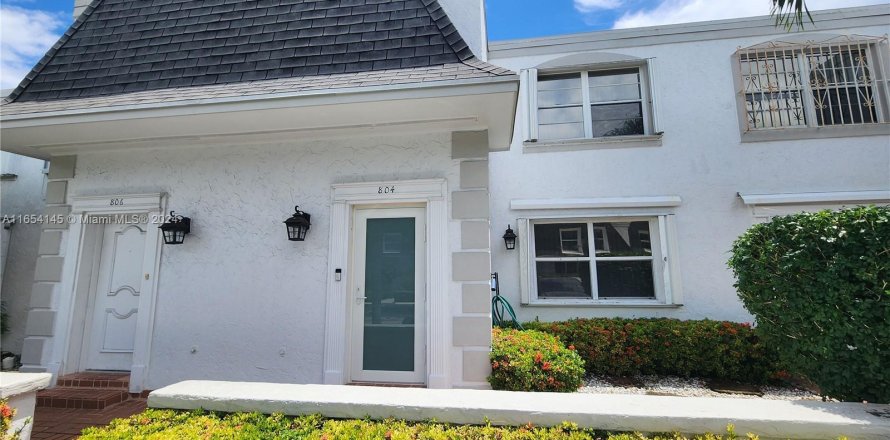 Townhouse in Hallandale Beach, Florida 2 bedrooms, 167.04 sq.m. № 1348747