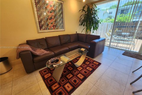 Touwnhouse à vendre à Hallandale Beach, Floride: 2 chambres, 167.04 m2 № 1348747 - photo 16