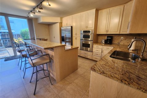 Touwnhouse à vendre à Hallandale Beach, Floride: 2 chambres, 167.04 m2 № 1348747 - photo 3