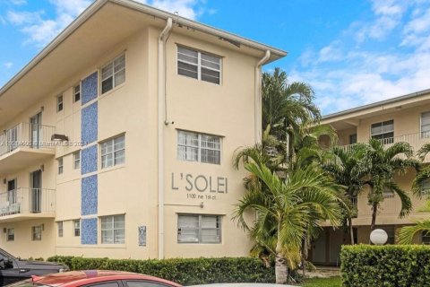 Condominio en venta en Hallandale Beach, Florida, 1 dormitorio, 59.92 m2 № 1236269 - foto 13