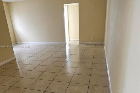 Condominio en venta en Hallandale Beach, Florida, 1 dormitorio, 59.92 m2 № 1236269 - foto 9