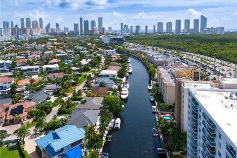 Condo in North Miami Beach, Florida, 2 bedrooms  № 1353740 - photo 27