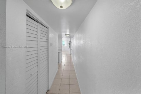 Copropriété à vendre à North Miami Beach, Floride: 2 chambres, 66.7 m2 № 1353740 - photo 17