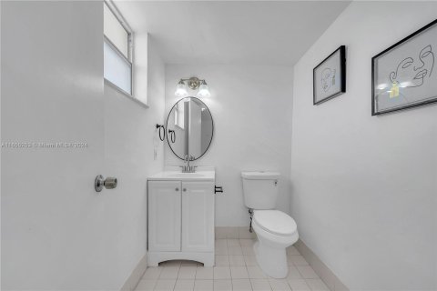 Condo in North Miami Beach, Florida, 2 bedrooms  № 1353740 - photo 18