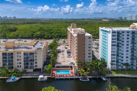 Condo in North Miami Beach, Florida, 2 bedrooms  № 1353740 - photo 2