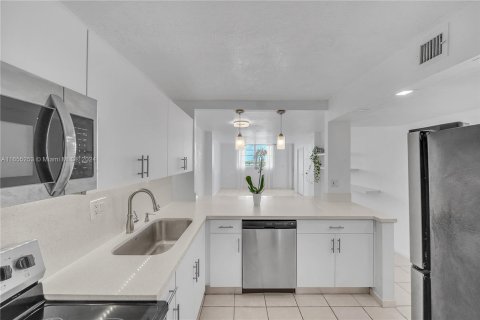 Copropriété à vendre à North Miami Beach, Floride: 2 chambres, 66.7 m2 № 1353740 - photo 4