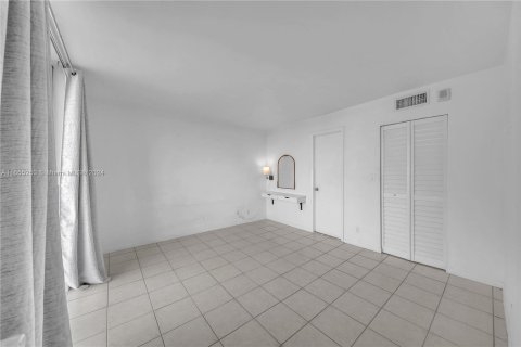 Copropriété à vendre à North Miami Beach, Floride: 2 chambres, 66.7 m2 № 1353740 - photo 13