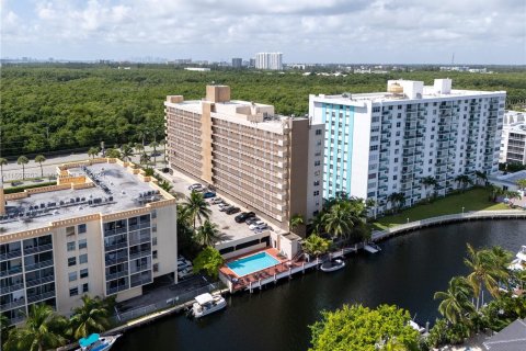 Condo in North Miami Beach, Florida, 2 bedrooms  № 1353740 - photo 26