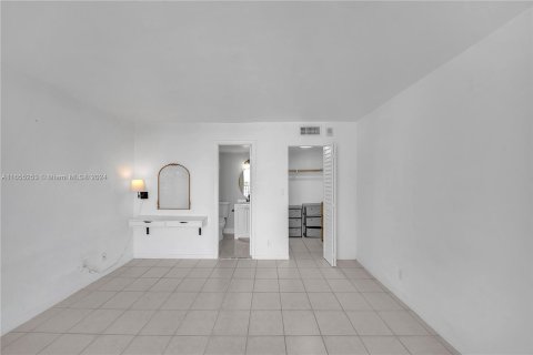 Copropriété à vendre à North Miami Beach, Floride: 2 chambres, 66.7 m2 № 1353740 - photo 14