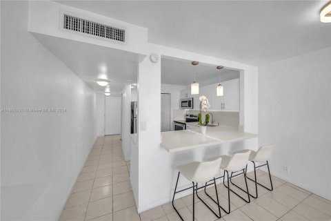 Copropriété à vendre à North Miami Beach, Floride: 2 chambres, 66.7 m2 № 1353740 - photo 6