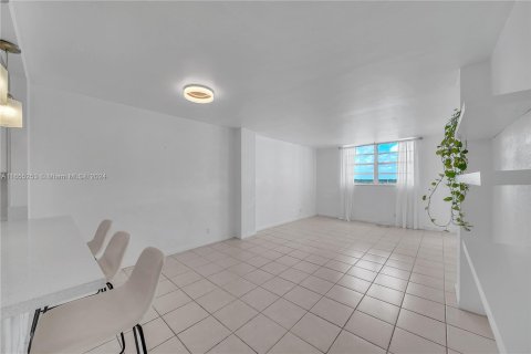 Condo in North Miami Beach, Florida, 2 bedrooms  № 1353740 - photo 8