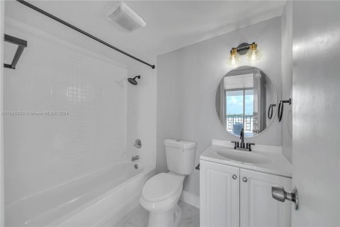 Copropriété à vendre à North Miami Beach, Floride: 2 chambres, 66.7 m2 № 1353740 - photo 15