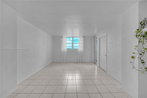 Copropriété à vendre à North Miami Beach, Floride: 2 chambres, 66.7 m2 № 1353740 - photo 9