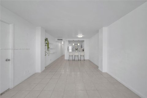 Copropriété à vendre à North Miami Beach, Floride: 2 chambres, 66.7 m2 № 1353740 - photo 7