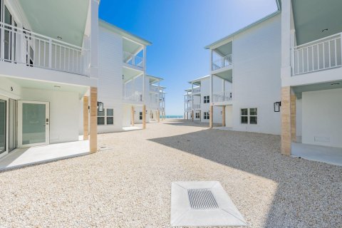 Townhouse in Islamorada, Village of Islands, Florida 3 bedrooms, 156.08 sq.m. № 1009393 - photo 1