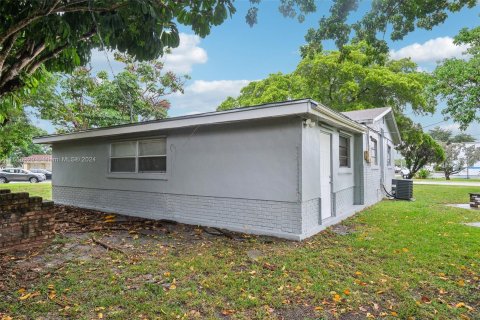 House in Margate, Florida 3 bedrooms, 163.32 sq.m. № 1380619 - photo 11