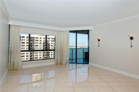 Condo in Miami, Florida, 2 bedrooms  № 1380621 - photo 1