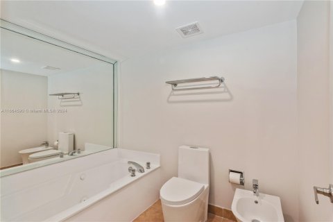 Condo in Miami, Florida, 2 bedrooms  № 1380621 - photo 13