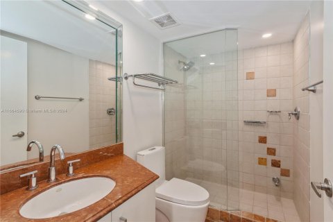 Condo in Miami, Florida, 2 bedrooms  № 1380621 - photo 15