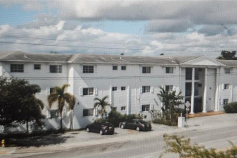 Condo in North Miami, Florida, 1 bedroom  № 1270066 - photo 1