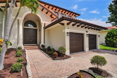 Casa en venta en Cutler Bay, Florida, 5 dormitorios, 366.5 m2 № 1270065 - foto 2