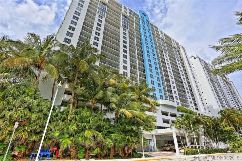 Condominio en venta en Miami Beach, Florida, 1 dormitorio, 76.18 m2 № 1388364 - foto 1