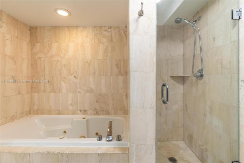 Condo in Miami Beach, Florida, 1 bedroom  № 1388364 - photo 24