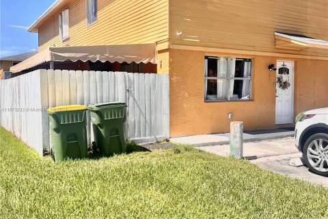 Townhouse in Homestead, Florida 2 bedrooms, 100.71 sq.m. № 1388169 - photo 1