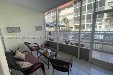 Condo in Hallandale Beach, Florida, 1 bedroom  № 1388329 - photo 1