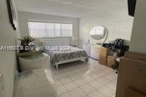 Condo in Hallandale Beach, Florida, 1 bedroom  № 1388329 - photo 17