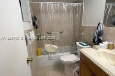 Condo in Hallandale Beach, Florida, 1 bedroom  № 1388329 - photo 15