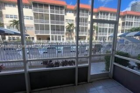 Condo in Hallandale Beach, Florida, 1 bedroom  № 1388329 - photo 10