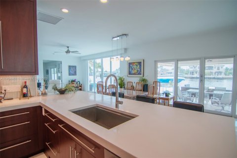 House in Lauderdale-by-the-Sea, Florida 4 bedrooms, 287.44 sq.m. № 728101 - photo 12