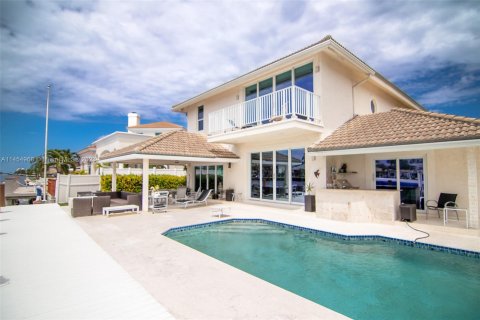House in Lauderdale-by-the-Sea, Florida 4 bedrooms, 287.44 sq.m. № 728101 - photo 8