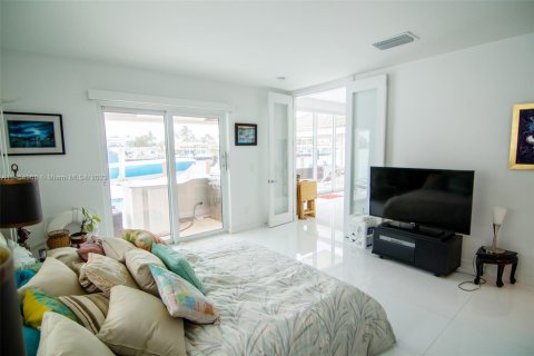 House in Lauderdale-by-the-Sea, Florida 4 bedrooms, 287.44 sq.m. № 728101 - photo 11