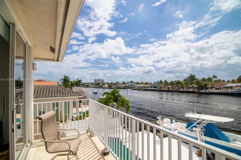 House in Lauderdale-by-the-Sea, Florida 4 bedrooms, 287.44 sq.m. № 728101 - photo 16