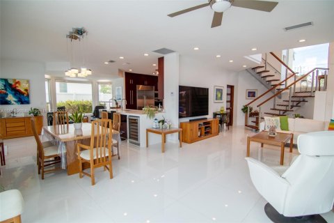 House in Lauderdale-by-the-Sea, Florida 4 bedrooms, 287.44 sq.m. № 728101 - photo 13