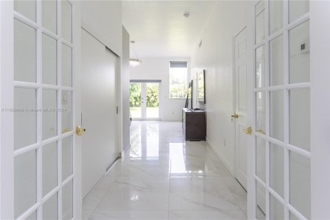 Casa en venta en Miami Springs, Florida, 5 dormitorios, 333.33 m2 № 1282884 - foto 18