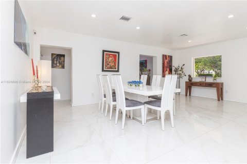 Casa en venta en Miami Springs, Florida, 5 dormitorios, 333.33 m2 № 1282884 - foto 15