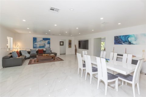 Casa en venta en Miami Springs, Florida, 5 dormitorios, 333.33 m2 № 1282884 - foto 16