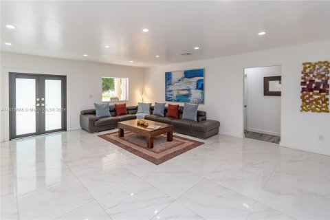 Casa en venta en Miami Springs, Florida, 5 dormitorios, 333.33 m2 № 1282884 - foto 13