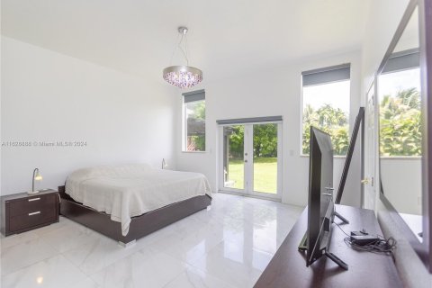 Casa en venta en Miami Springs, Florida, 5 dormitorios, 333.33 m2 № 1282884 - foto 19