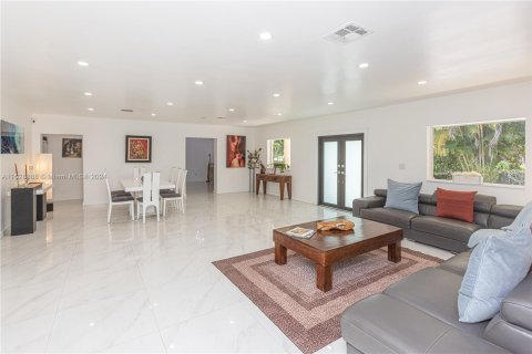 Casa en venta en Miami Springs, Florida, 5 dormitorios, 333.33 m2 № 1282884 - foto 17