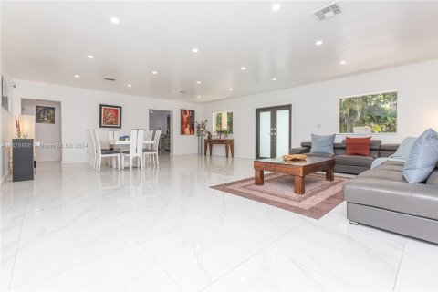 Casa en venta en Miami Springs, Florida, 5 dormitorios, 333.33 m2 № 1282884 - foto 14