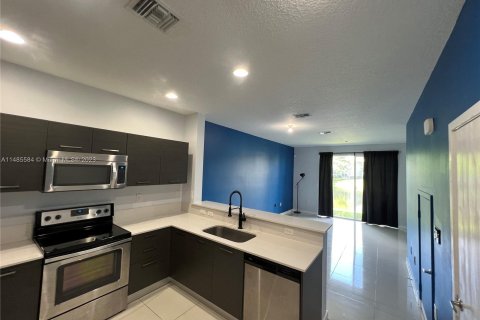 Townhouse in Lauderhill, Florida 2 bedrooms, 104.05 sq.m. № 846009 - photo 5
