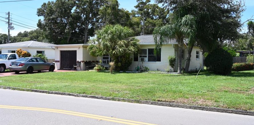 House in Gulfport, Florida 3 bedrooms, 96.9 sq.m. № 1352436